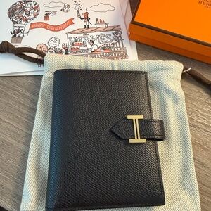 H Logo Bearn Compact Black Leather Wallet Cardholder Billfold with Gold Clasp